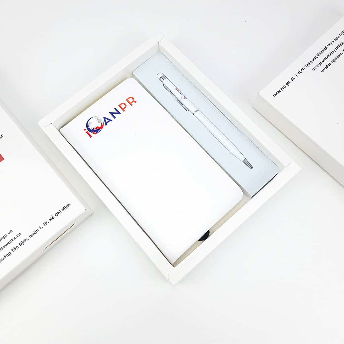 QT1 bo qua tang gia re cho trung tam du hoc